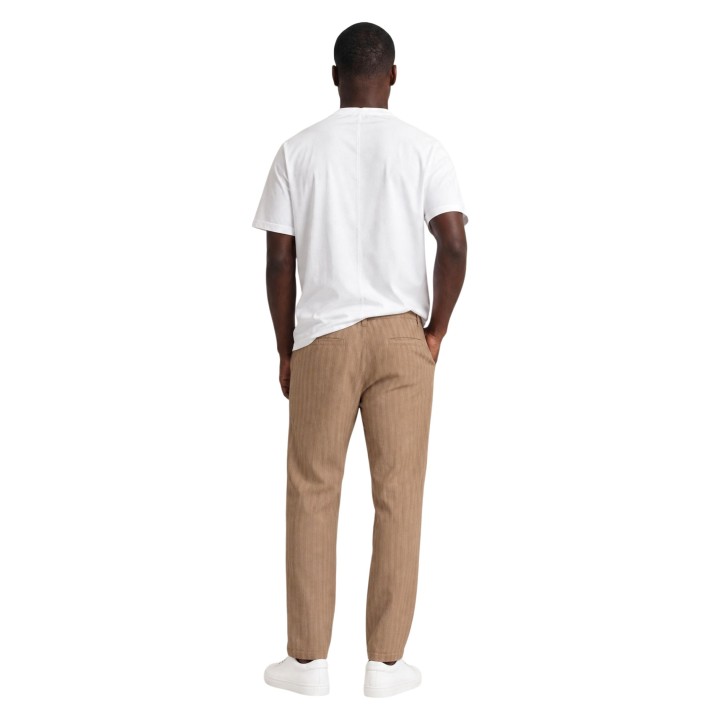Hydra Clothing pantalón de hombre color mud vista posterior