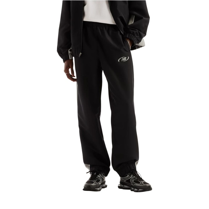 Pantalón negro New Balance de hombre MB62A8LTBK en vista de tres cuartos