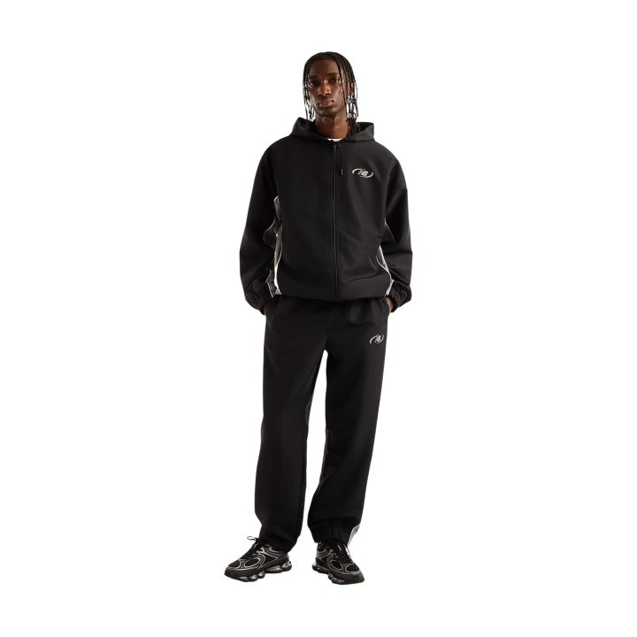 Pantalón negro New Balance de hombre MB62A8LTBK en modelo de vista frontal