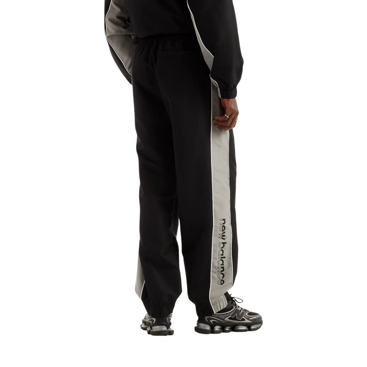 Pantalón negro New Balance de hombre MB62A8LTBK en vista posterior