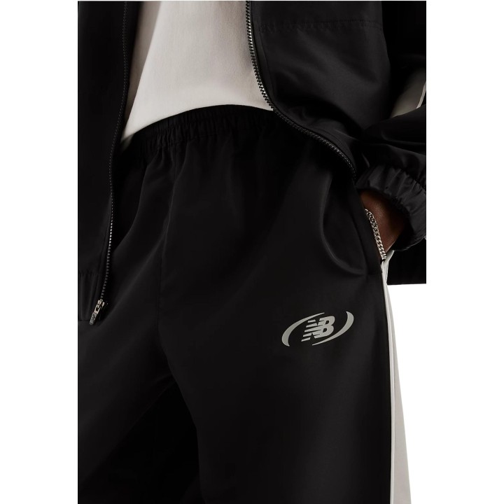 Detalle frontal del pantalón negro New Balance de hombre MB62A8LTBK