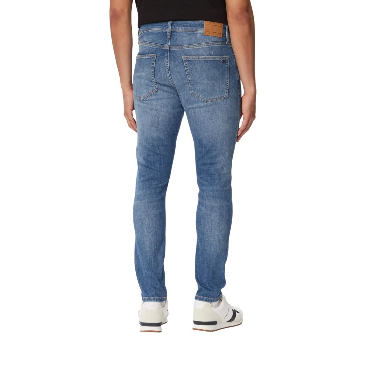 Vaqueros Tommy Hilfiger Jeans de hombre Austin Slim en denim azul vista de tres cuartos