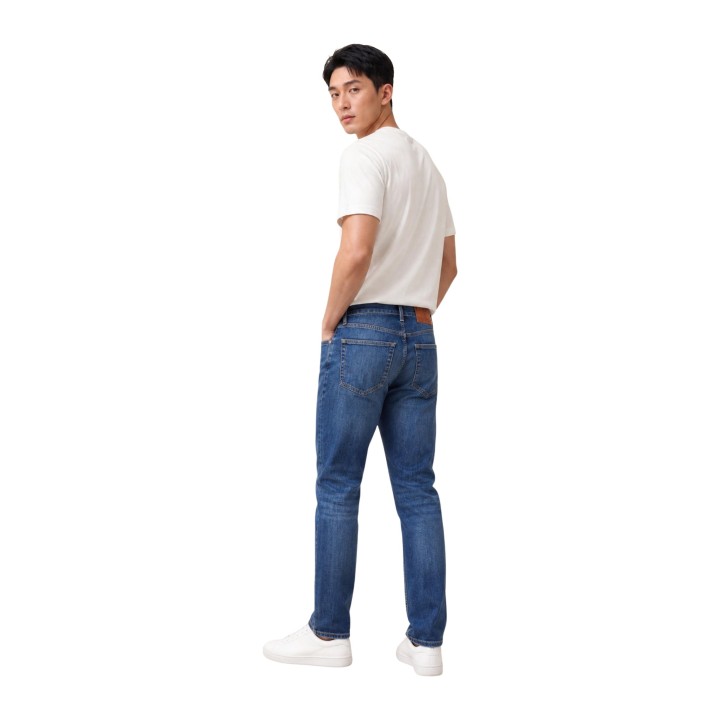 Vaqueros Tommy Hilfiger Jeans de hombre en denim oscuro vista posterior de tres cuartos