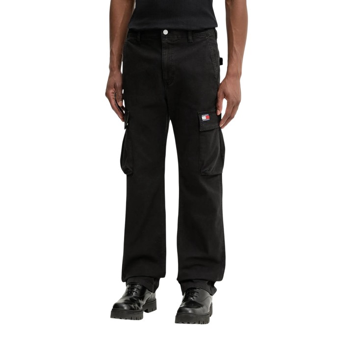 Tommy Hilfiger Jeans vaqueros cargo negros de hombre vista frontal con modelo