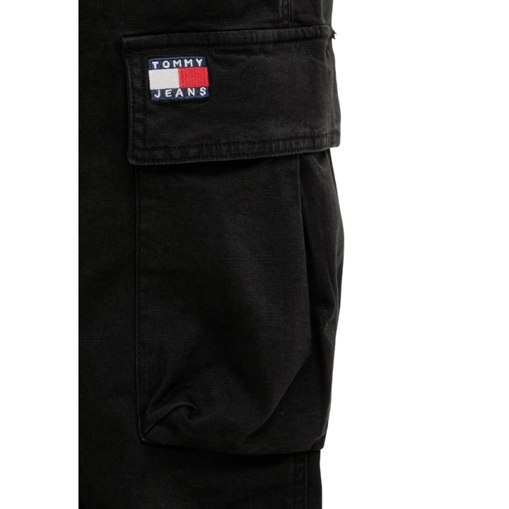 Detalle del bolsillo cargo con logo de Tommy Hilfiger Jeans