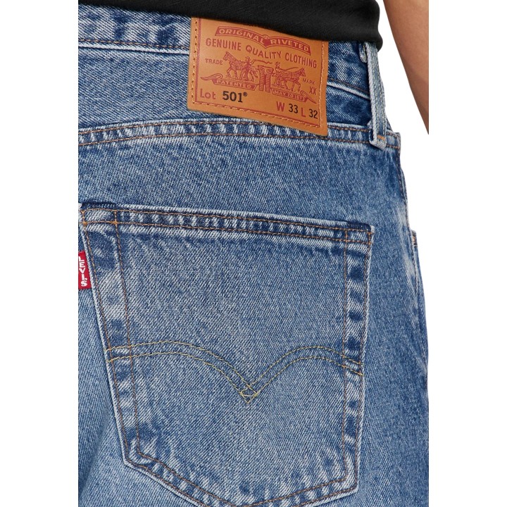 Detalle posterior de vaqueros de hombre Levi's® 00501-3504 en denim azul