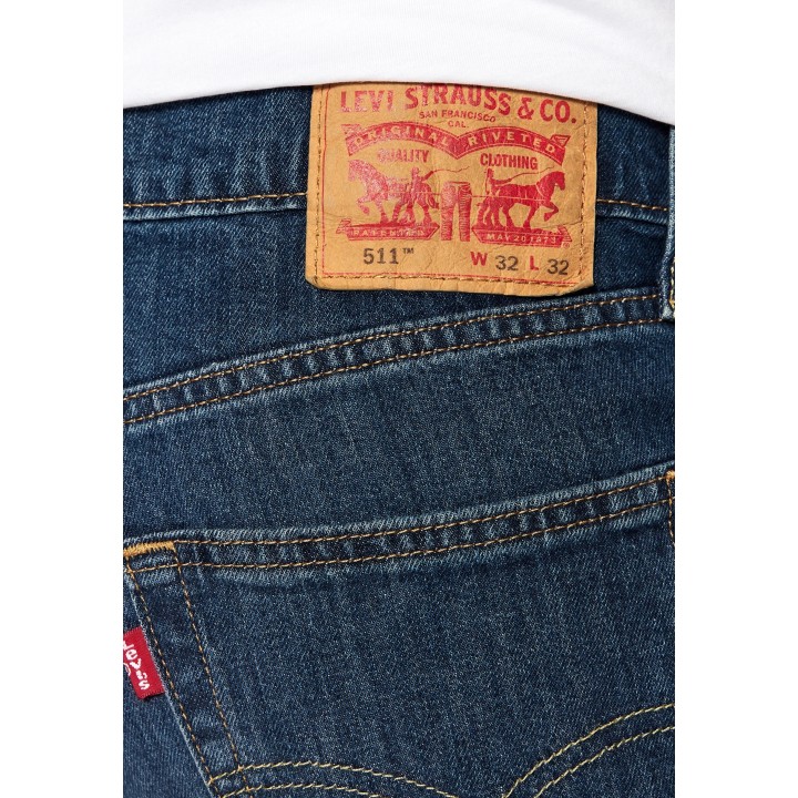 Detalle de la etiqueta de vaqueros Levi's de hombre en denim azul