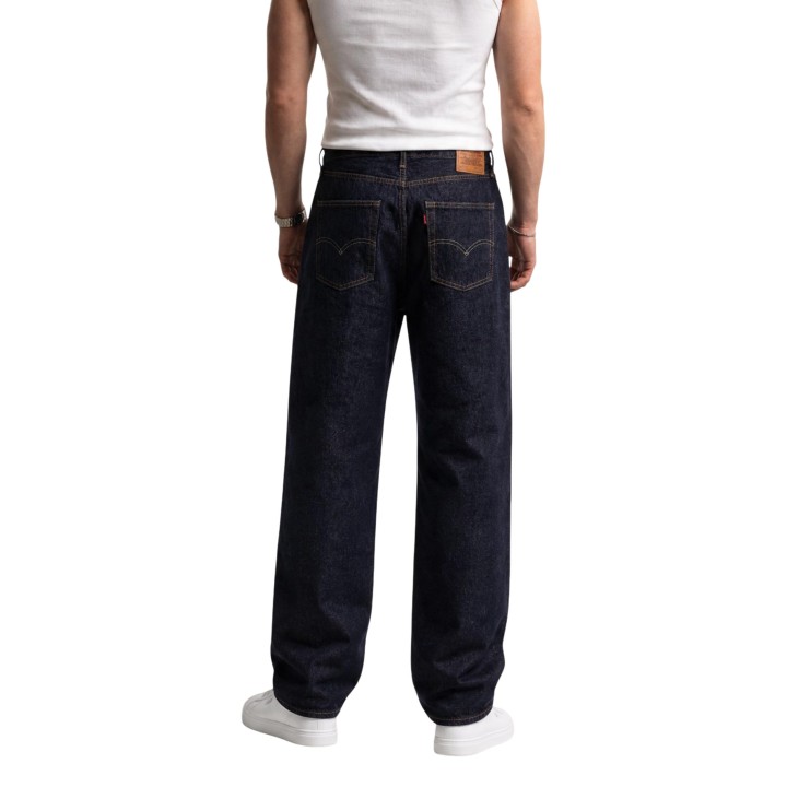 Detalle posterior de vaqueros Levi's® de hombre en denim azul oscuro