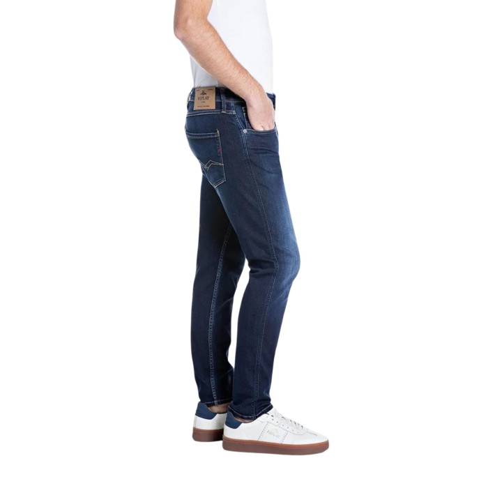 Vaqueros Replay de hombre en denim azul oscuro vista lateral