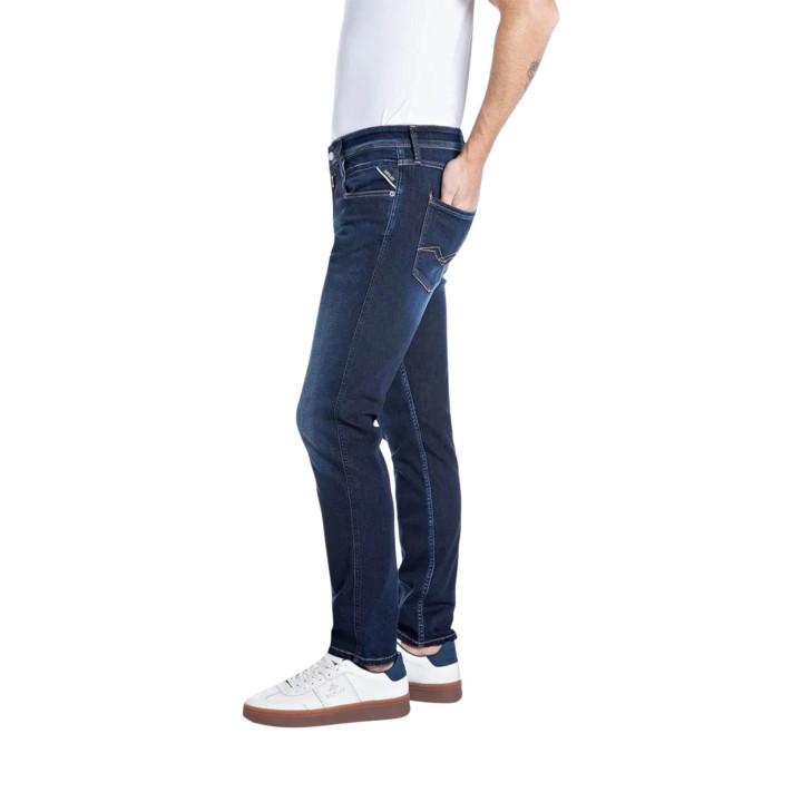 Vaqueros Replay de hombre en denim azul oscuro vista de tres cuartos