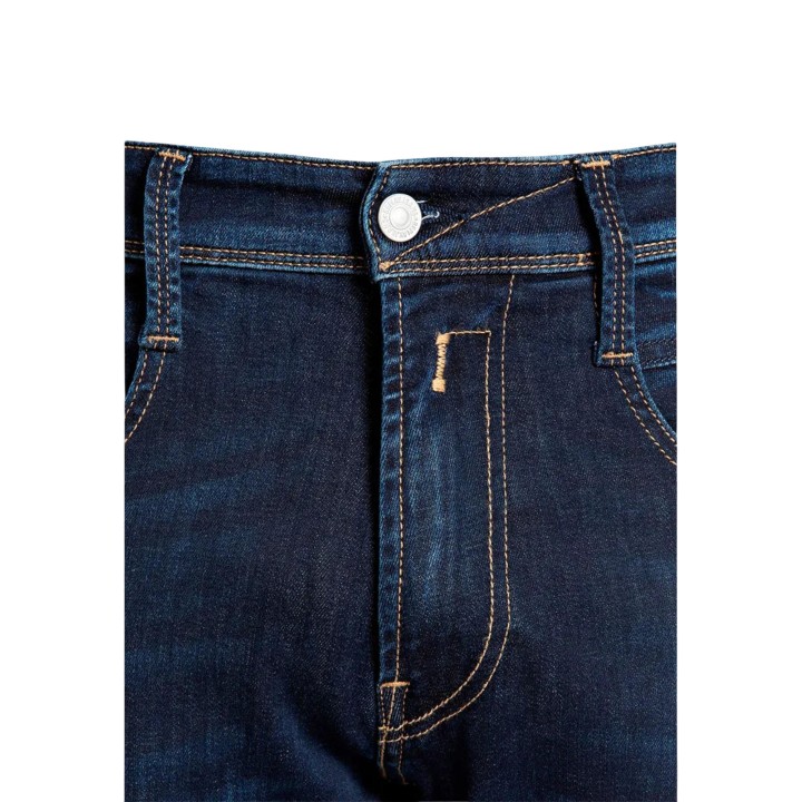 Detalle de vaqueros Replay de hombre en denim azul oscuro