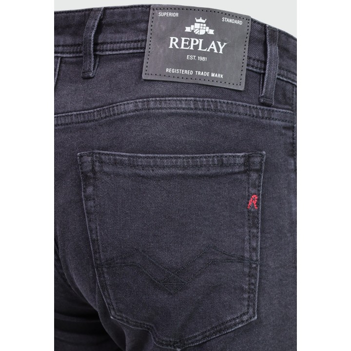 Detalle de etiqueta Replay en vaqueros Grover de denim negro