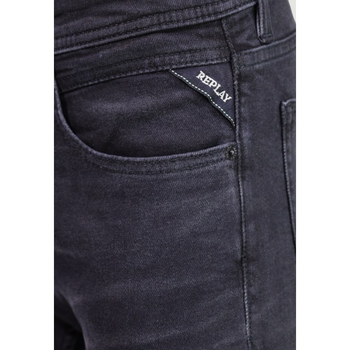 Detalle del bolsillo de vaqueros Replay Grover en denim negro