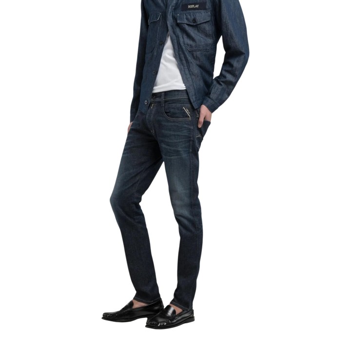 Vaqueros de hombre Replay Anbass en denim azul oscuro vista tres cuartos