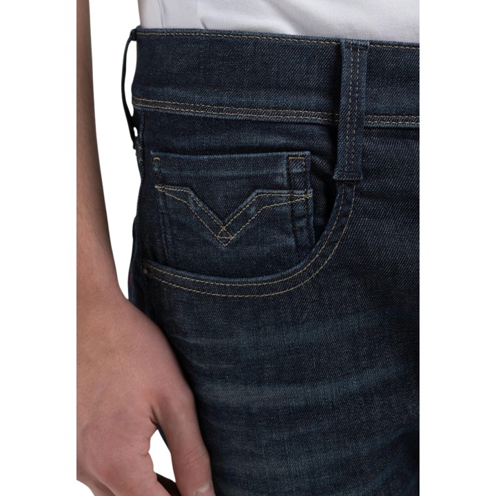 Detalle del bolsillo trasero de vaqueros Replay Anbass en denim azul oscuro