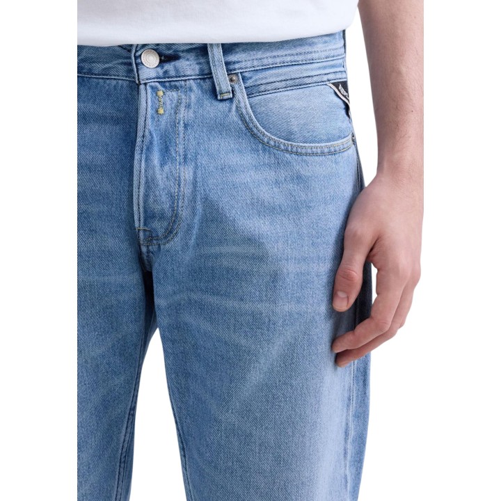 Detalle frontal de vaqueros Replay Grover de hombre en denim claro