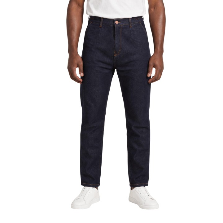 Gianni Lupo vaqueros de hombre en denim azul oscuro vista frontal con modelo