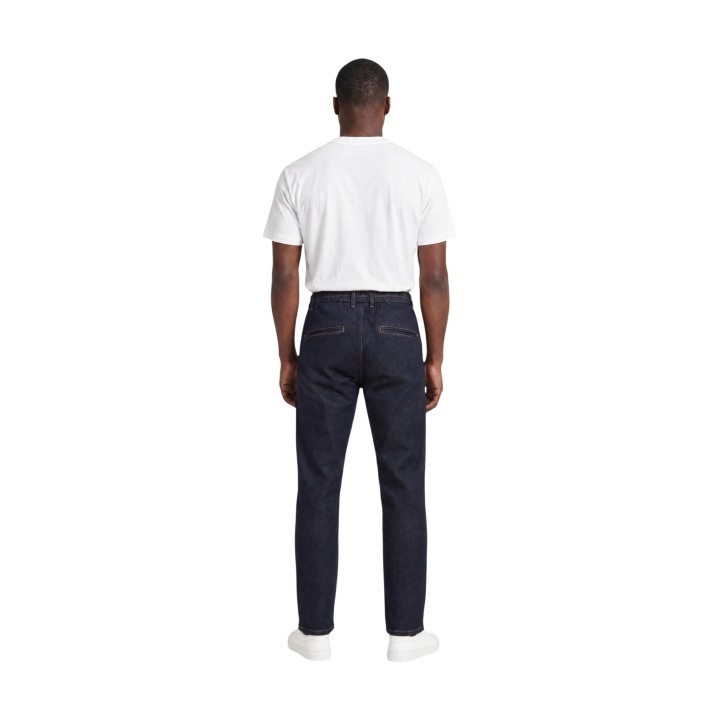 Gianni Lupo vaqueros de hombre en denim azul oscuro vista posterior con modelo