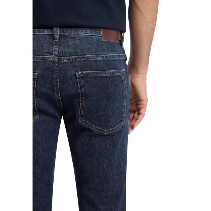 Detalle posterior de vaqueros Boss Delaware de hombre en denim oscuro