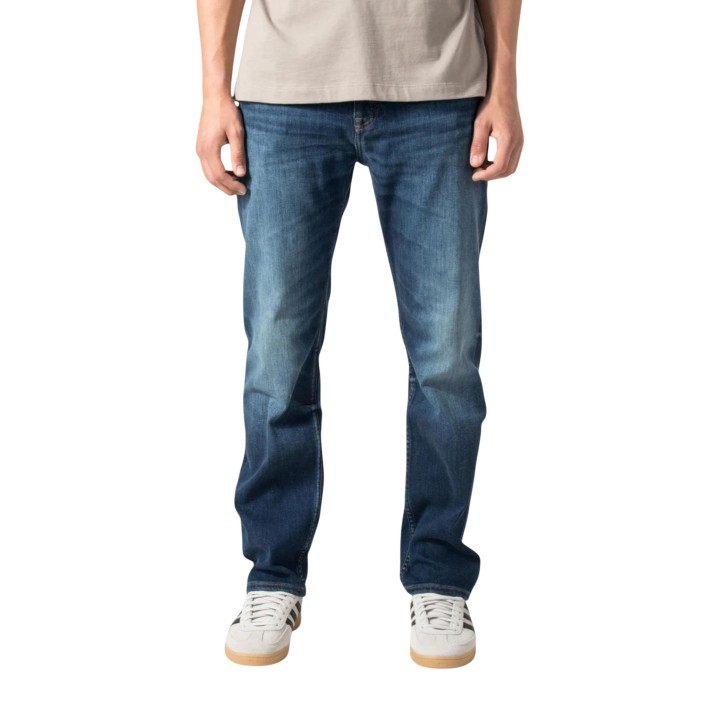 Boss vaqueros de hombre azules de denim vista frontal con modelo
