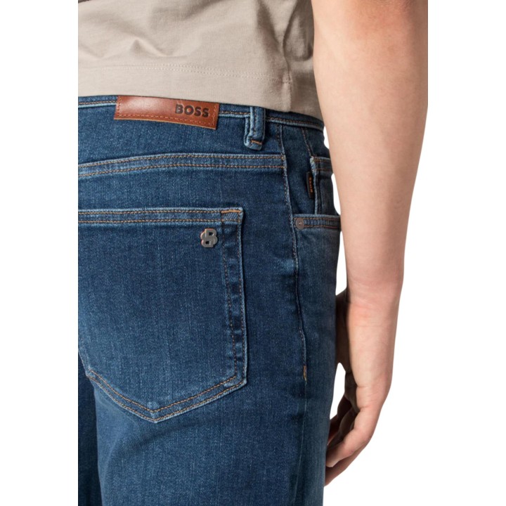 Detalle de vaqueros Boss de hombre azules de denim con etiqueta y bolsillo