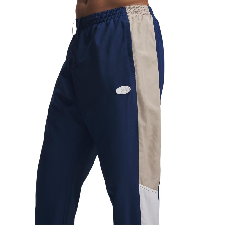 Detalle del pantalón Under Armour de hombre azul de tejido y panel lateral claro