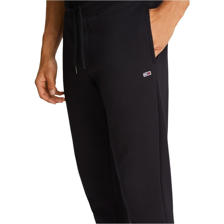 Detalle frontal del pantalón negro de hombre Tommy Hilfiger Jeans