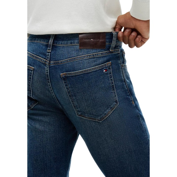 Detalle de bolsillo posterior de vaqueros Tommy Hilfiger Denton Slim Straight en denim azul oscuro