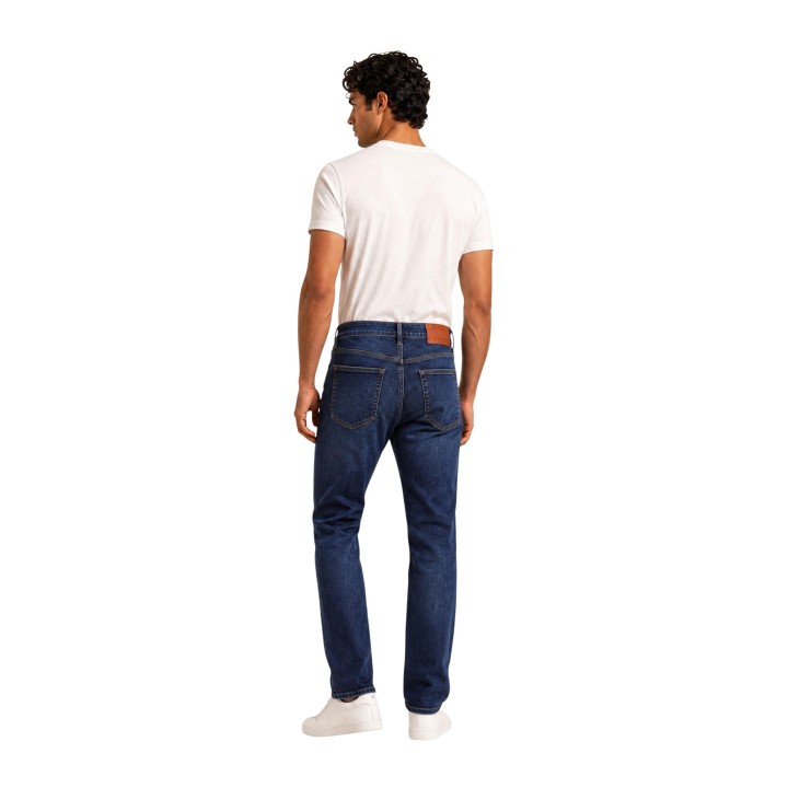 Vaqueros Tommy Hilfiger Jeans de hombre en denim oscuro vista posterior