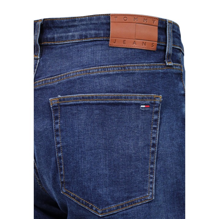 Detalle de vaqueros Tommy Hilfiger Jeans de hombre en denim oscuro