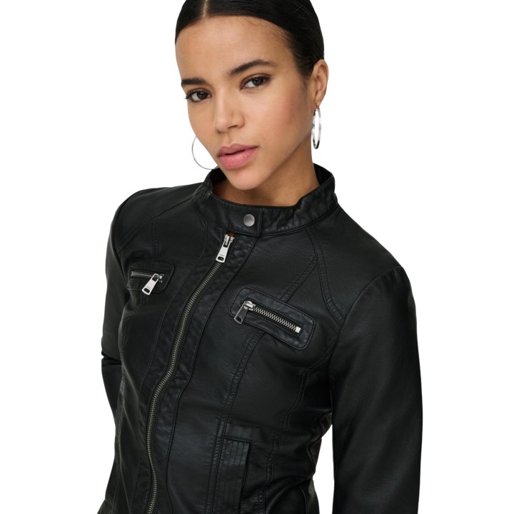 Only chaqueta biker de mujer negra de cuero sintético vista frontal en detalle