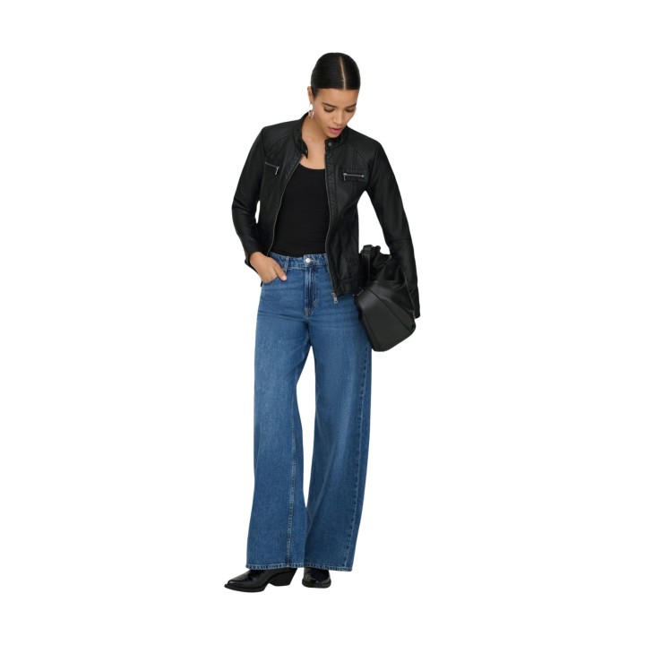 Only chaqueta biker de mujer negra de cuero sintético vista frontal en modelo