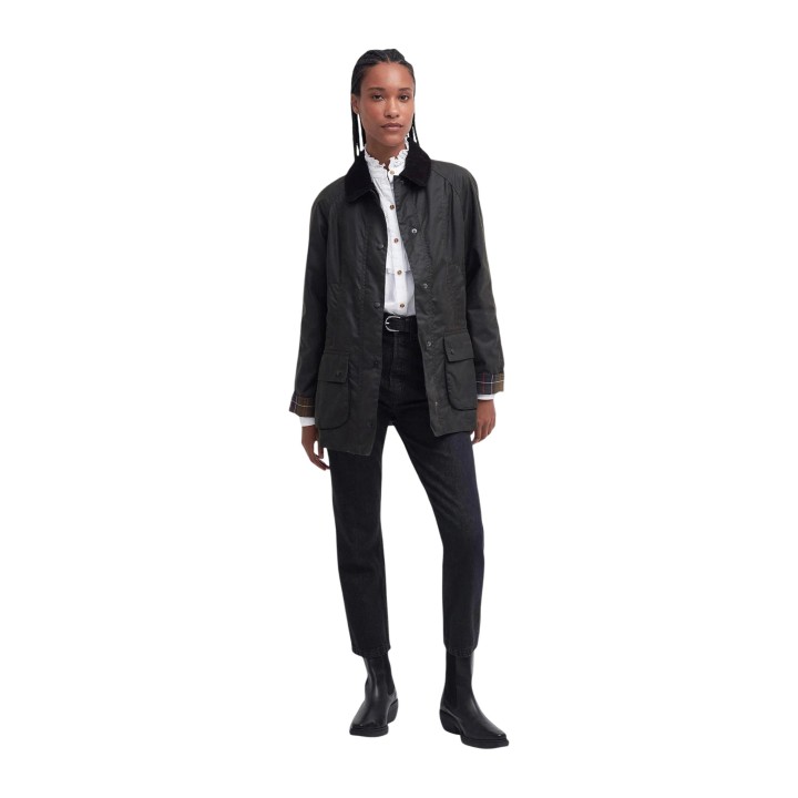 Barbour Classic Beadnell chaqueta encerada de mujer marrón oscuro vista frontal completa
