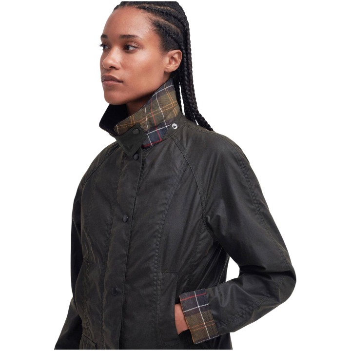Detalle lateral de chaqueta Barbour Classic Beadnell encerada marrón oscuro para mujer