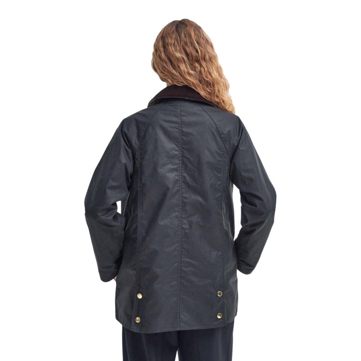 Detalle del bolsillo con solapa y botones de la chaqueta Barbour Ashby MWX0339 de hombre marrón oscuro