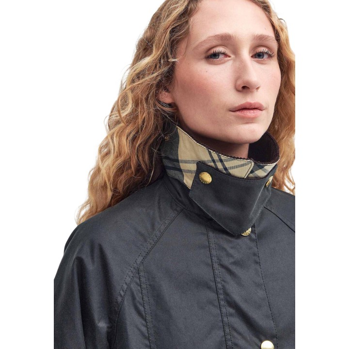 Chaqueta encerada Barbour Ashby MWX0339 de hombre marrón oscuro vista tres cuartos sobre modelo