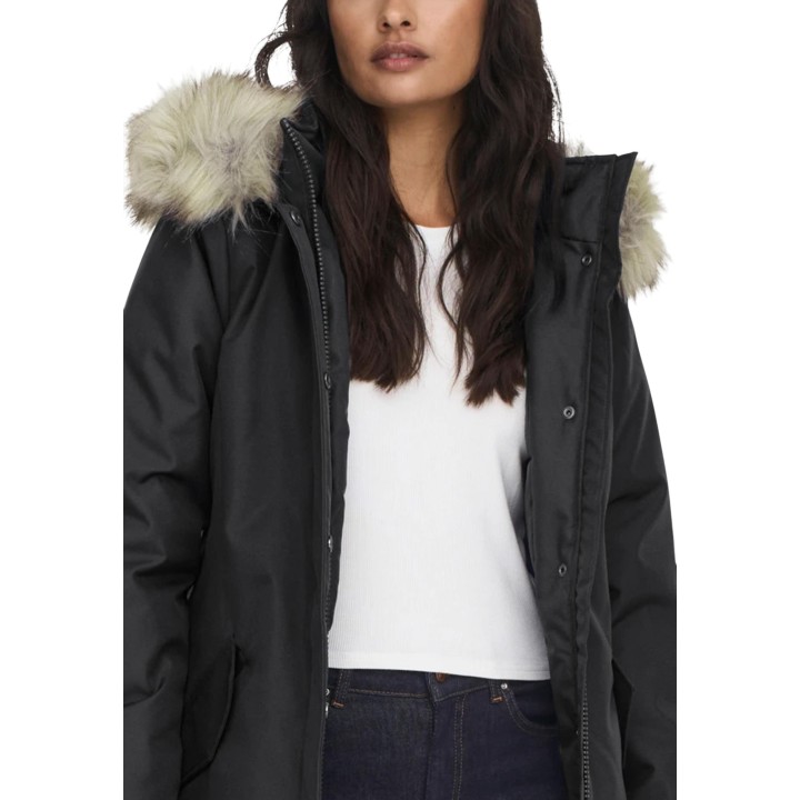 Detalle frontal de parka negra de mujer Only New Katy 15300633