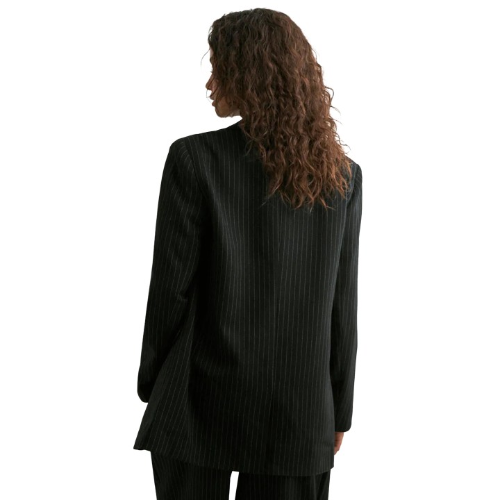 Only chaqueta de traje de mujer negra a rayas diplomáticas vista posterior