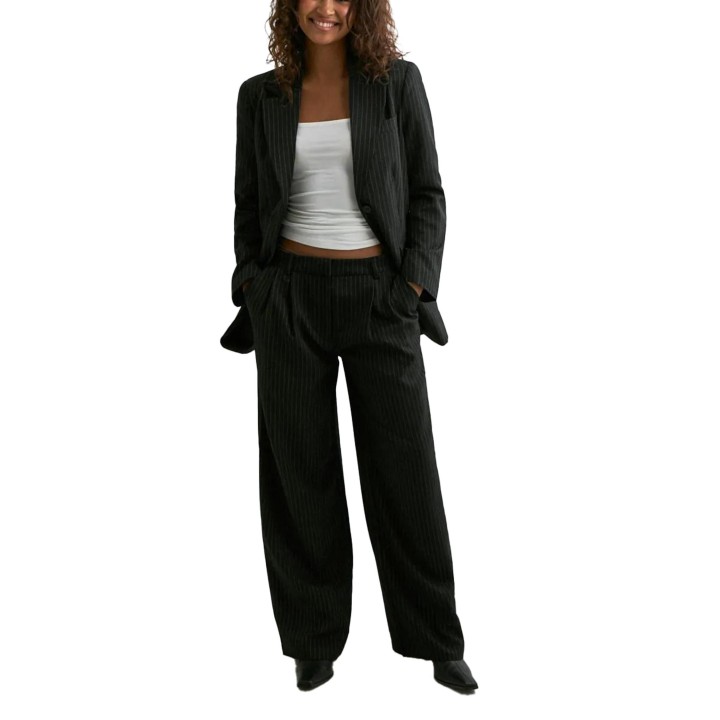 Only chaqueta de traje de mujer negra a rayas diplomáticas vista frontal completa