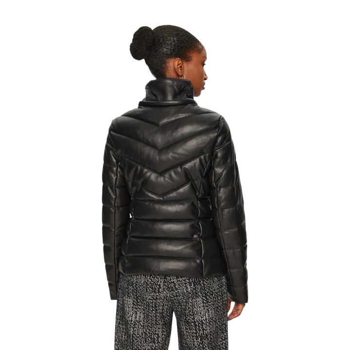 Detalle de chaqueta acolchada Morgan De Toi 242-GKIDIA negra con acabado tipo piel y capucha