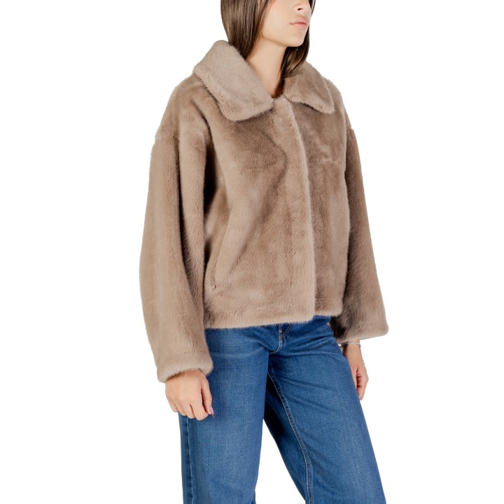 Abrigo de mujer Choral de pelo sintético beige oscuro vista tres cuartos