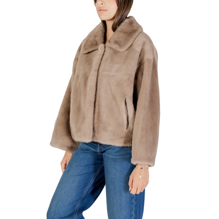 Abrigo de mujer Choral de pelo sintético beige oscuro vista tres cuartos