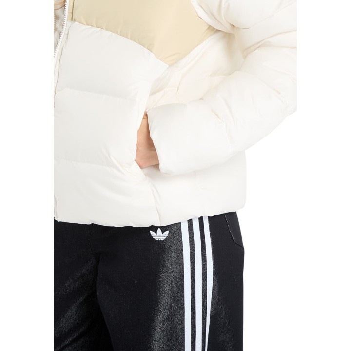 Detalle de bolsillo en chaqueta acolchada de mujer The North Face color crema