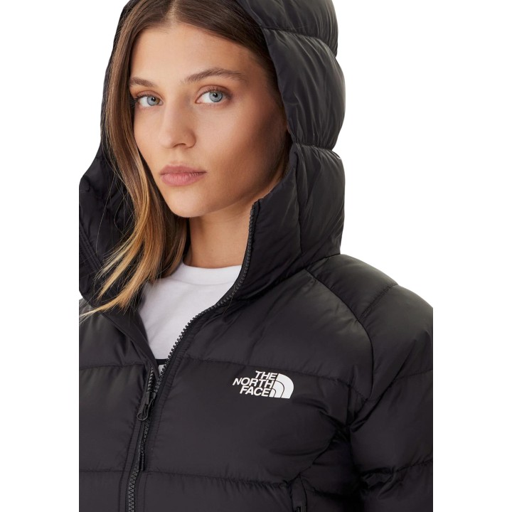 Detalle frontal de capucha y logo de chaqueta negra The North Face para mujer