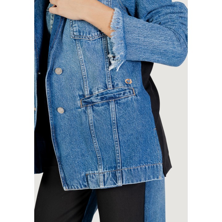 Detalle de chaqueta de traje Colcci de mujer en denim azul