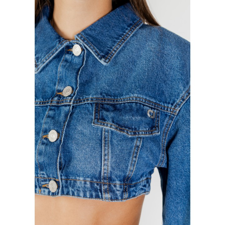 Detalle de chaqueta Colcci de mujer en denim azul