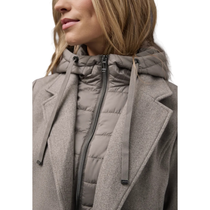 Detalle del abrigo largo Street One taupe con inserto acolchado y capucha