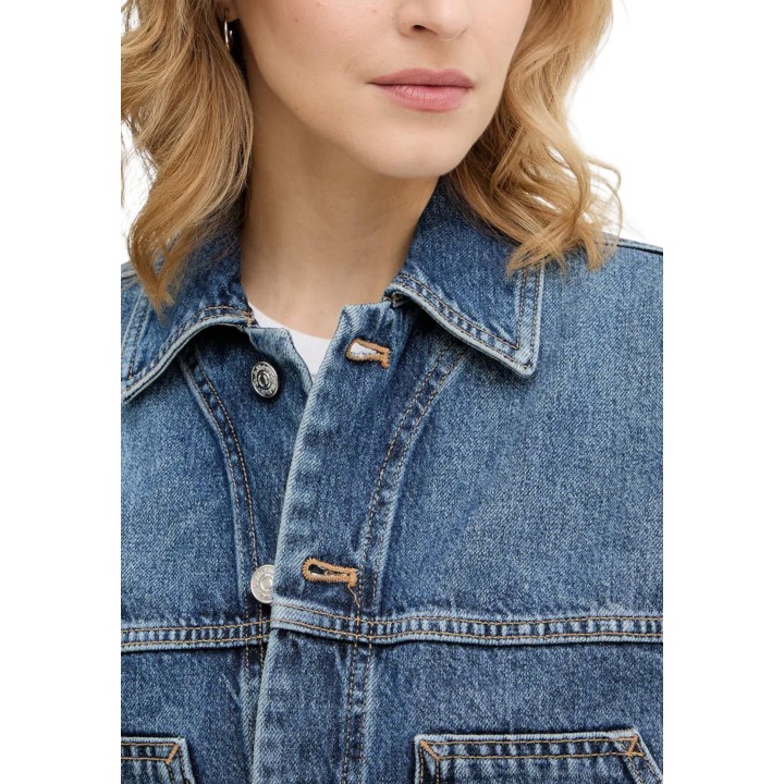 Detalle frontal de chaqueta vaquera azul Calvin Klein Jeans de mujer
