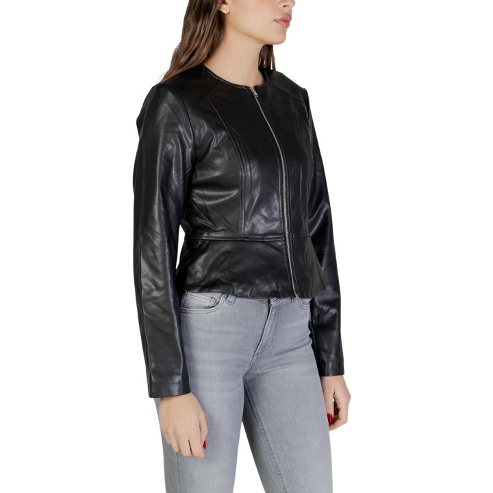 Chaqueta Jacqueline de Yong para mujer negra de cuero sintético vista de tres cuartos