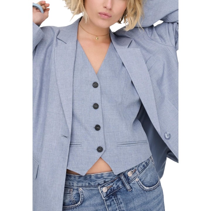 Detalle del blazer Only de mujer color índigo